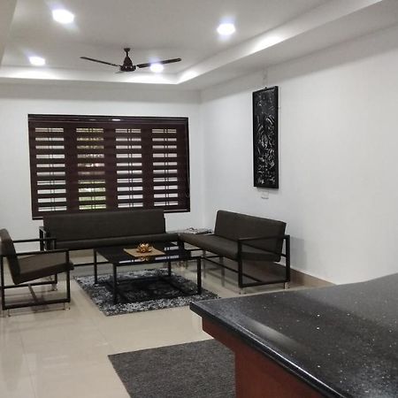 Madaparambil Tenants Home Kochi Luaran gambar