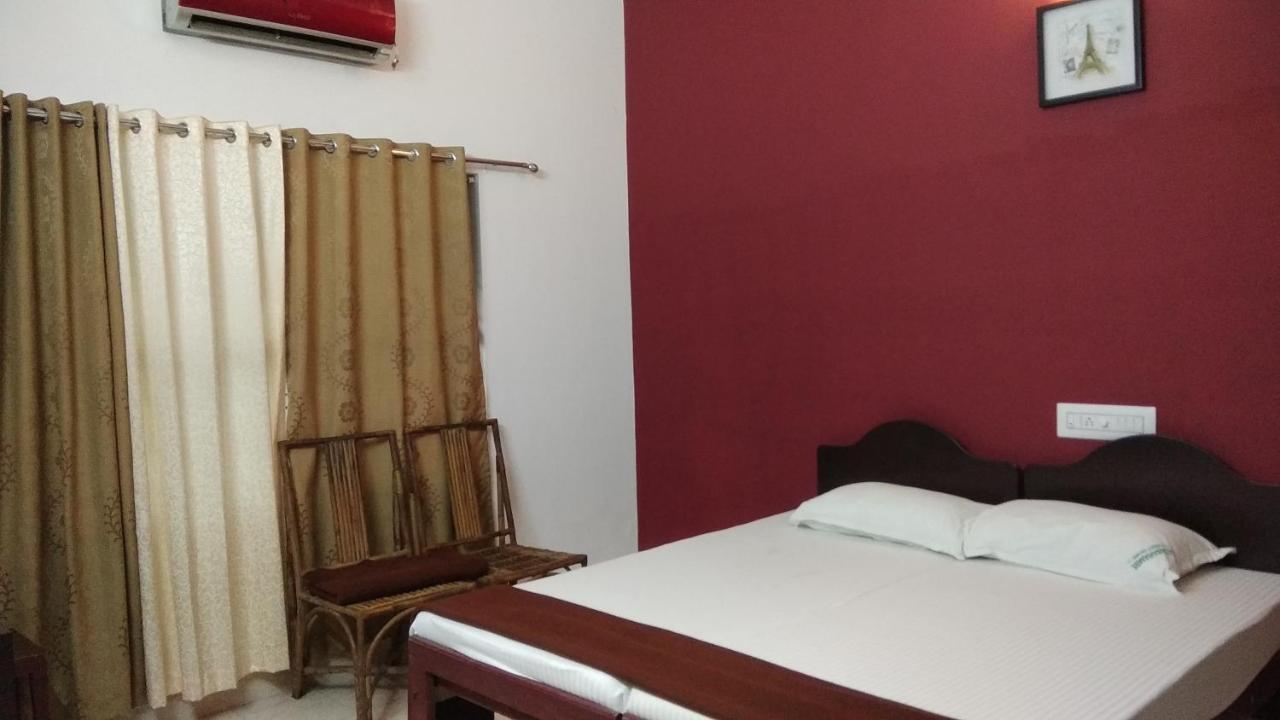 Madaparambil Tenants Home Kochi Luaran gambar